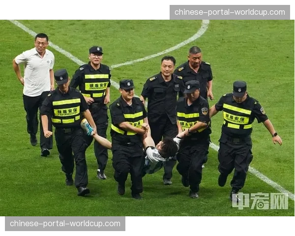 数名球迷因在预选赛中燃放烟火及闯入球场被捕 数名球迷因在预选赛中燃放烟火及闯入球场被捕